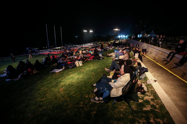 Avustralya ve Yeni Zelandalılar "Şafak Ayini" için Anzak Koyu'nda
